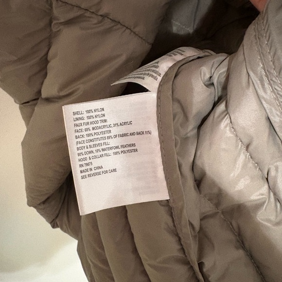 Michael Kors hooded packable down puffer coat with a faux fur trim. - Picture 4 of 11